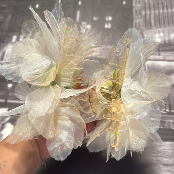 Unbranded NWOT cream sheer with flower accents hair clip - Picture 2 of 2